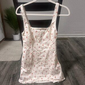 White mini dress with roses🌹